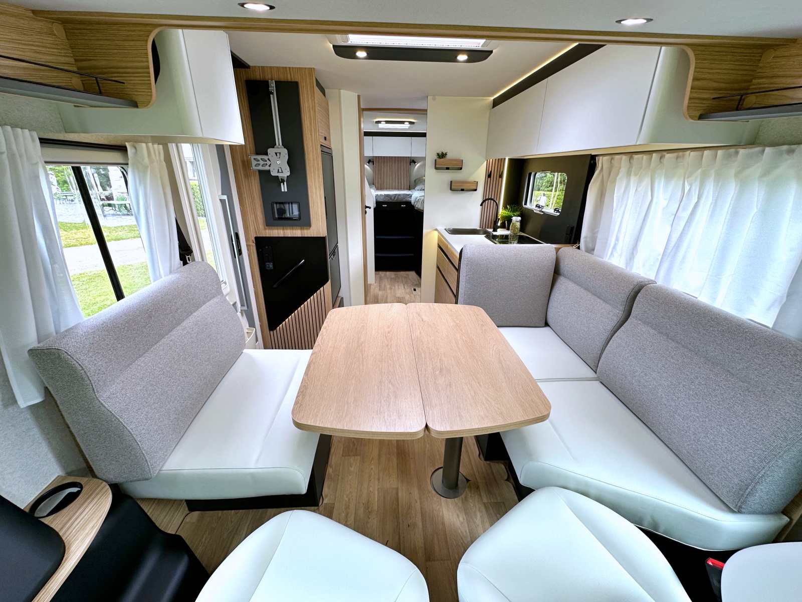 Les banquettes sont transformable en deux place route.