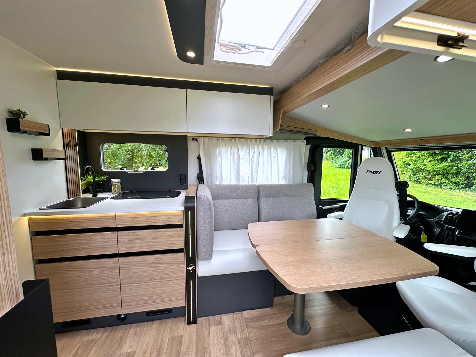 Le salon face-face de l'intégral Pilote G740FGJ (7,56 m)