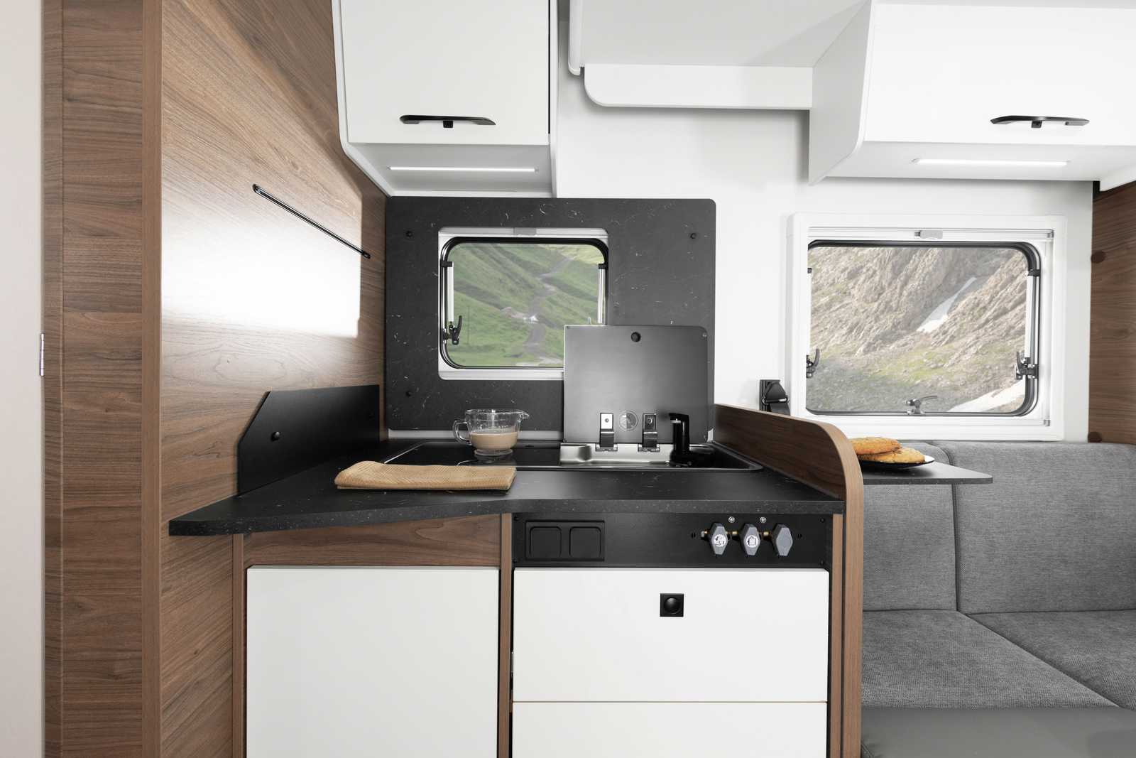Corigon Pure T 75 LQ. La cuisine est équipée d'une plaque de cuisson 2 feux gaz. En partie basse, les tiroirs profitent d'une fermeture soft-close.