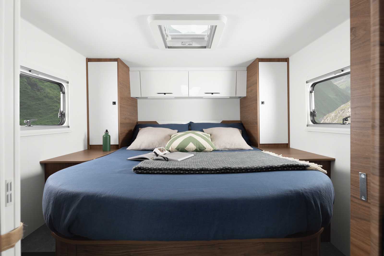 Corigon Pure T 75 LQ. Le lit central présente des dimensions de 148 x 198 cm. En option (1310 €), il peut se faire réglable en hauteur pour disposer d'une soute qui pourra abriter des vélos.