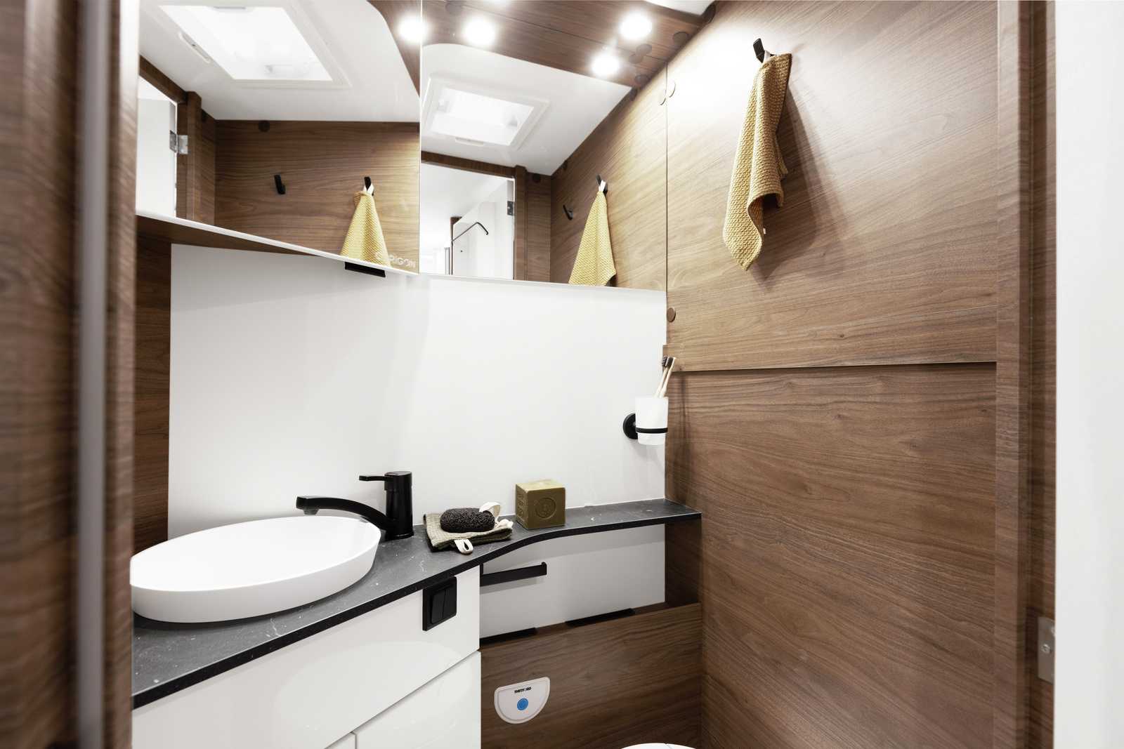 Corigon Pure T 75 LQ. Face à la douche, de l'autre côté du couloir, le cabinet de toilette.