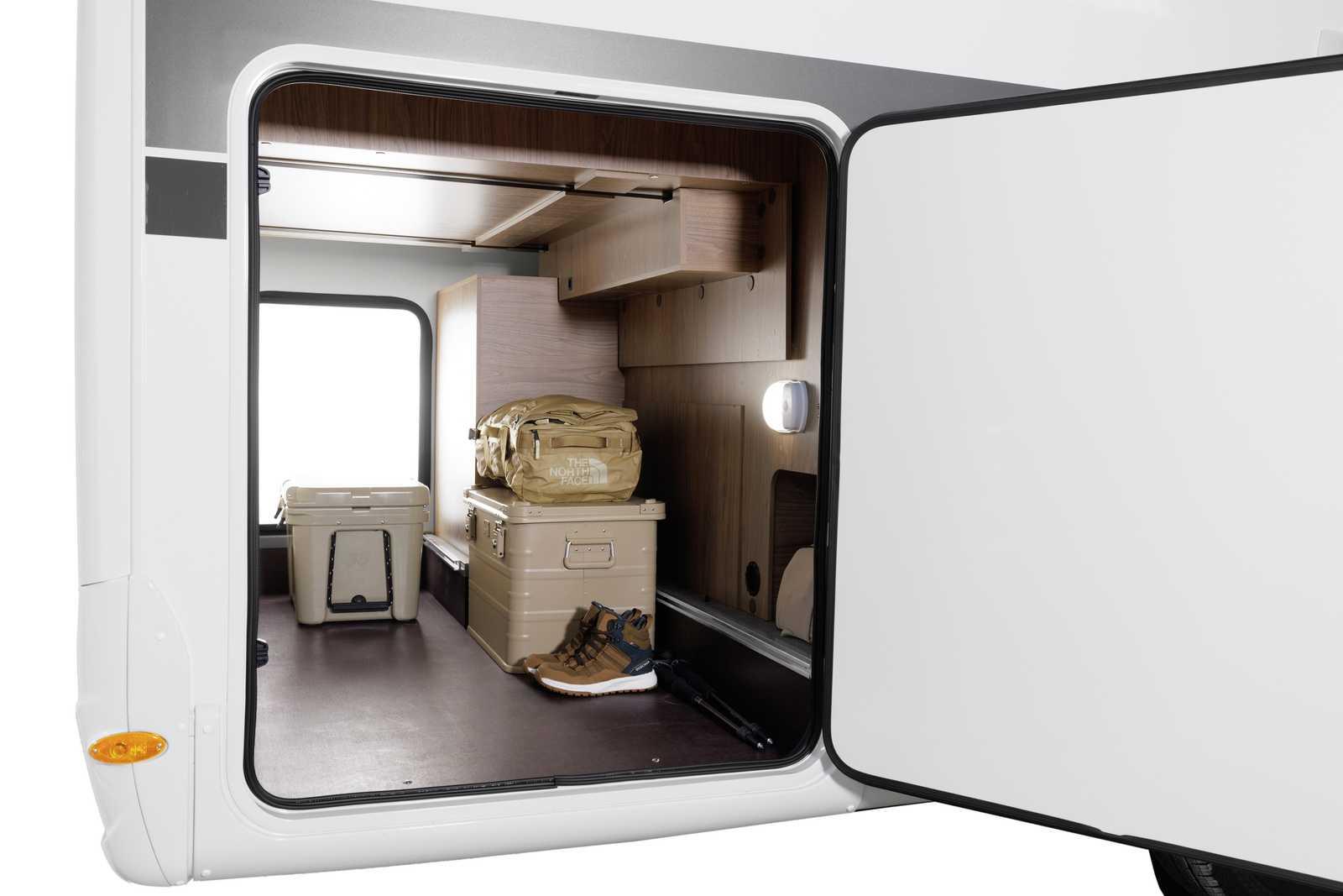 Corigon T 75 LQ. Lorsque l'option lit réglable en hauteur est choisie, la soute peut abriter des vélos (portillon 95 x 100 cm).