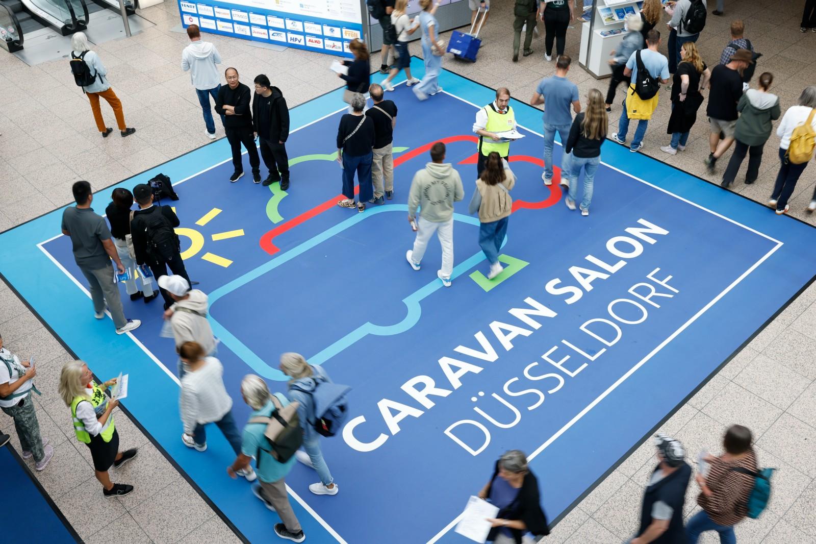Beim CARAVAN SALON in Düsseldorf ist das Caravaningerlebnis ganz besonders intensiv spürbar - vom Fahrzeug bis zum Traumziel. Der CARAVAN SALON ist das Highlight und der Community-Treffpunkt für alle Freunde des mobilen Reisens und lädt für zehn Tage zum Branchenfest nach Düsseldorf ein. Vom 29. August (Preview Day) bis zum 7. September 2025 können sich Caravaningfans aus aller Welt auf eine riesige Produktvielfalt rund um Reisemobile, Caravans, Campervans sowie Zubehör und das passende touristische Angebot freuen. Die Rekordzahl von 810 Aussteller präsentiert in 15 Hallen und dem Freigelände die gesamte Vielfalt aus der Welt des Caravanings.
