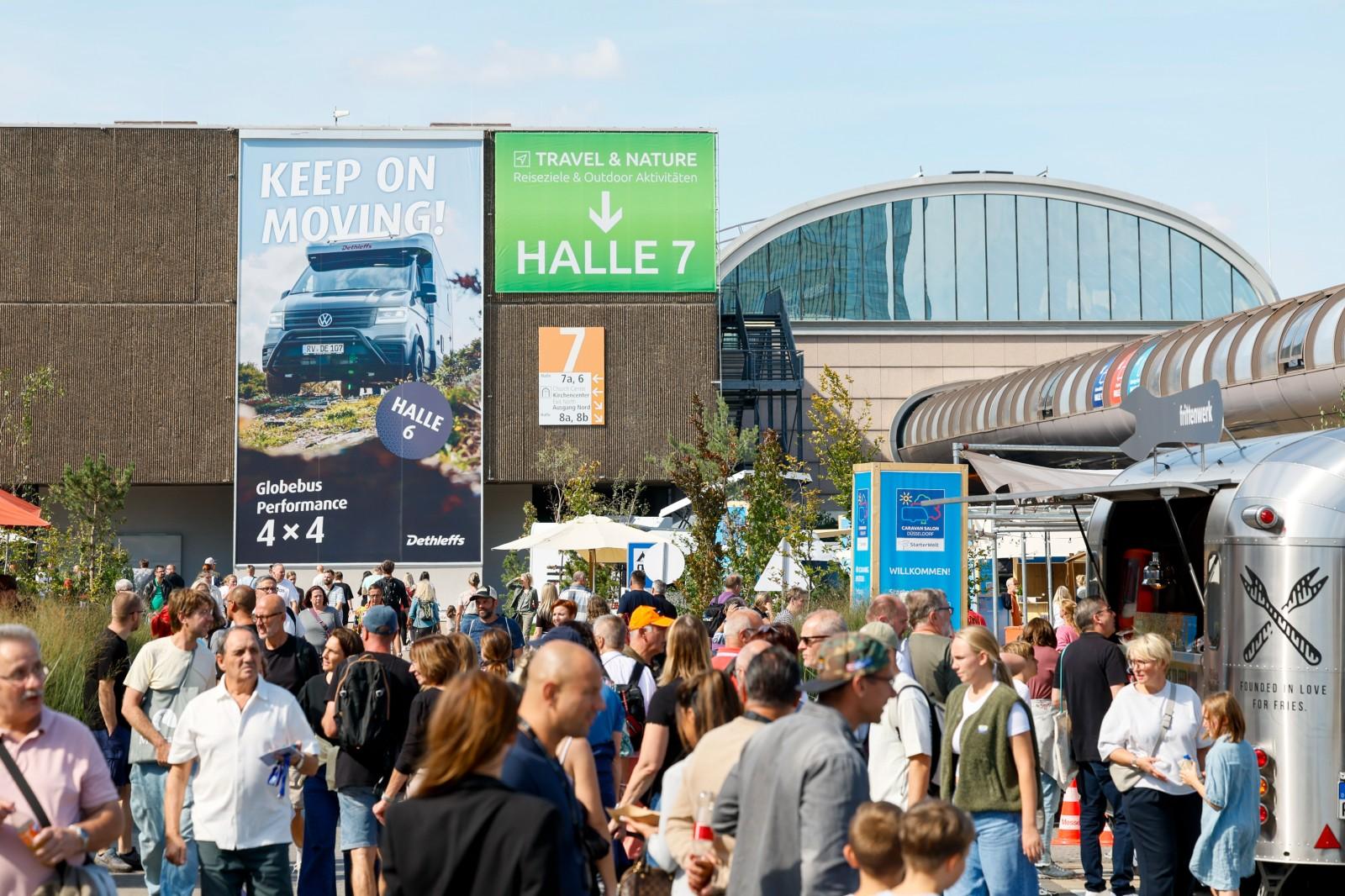 Beim CARAVAN SALON in Düsseldorf ist das Caravaningerlebnis ganz besonders intensiv spürbar - vom Fahrzeug bis zum Traumziel. Der CARAVAN SALON ist das Highlight und der Community-Treffpunkt für alle Freunde des mobilen Reisens und lädt für zehn Tage zum Branchenfest nach Düsseldorf ein. Vom 29. August (Preview Day) bis zum 7. September 2025 können sich Caravaningfans aus aller Welt auf eine riesige Produktvielfalt rund um Reisemobile, Caravans, Campervans sowie Zubehör und das passende touristische Angebot freuen. Die Rekordzahl von 810 Aussteller präsentiert in 15 Hallen und dem Freigelände die gesamte Vielfalt aus der Welt des Caravanings.