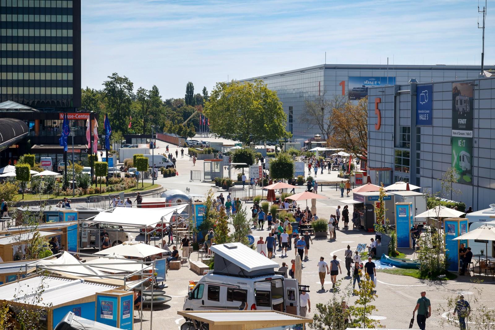 Beim CARAVAN SALON in Düsseldorf ist das Caravaningerlebnis ganz besonders intensiv spürbar - vom Fahrzeug bis zum Traumziel. Der CARAVAN SALON ist das Highlight und der Community-Treffpunkt für alle Freunde des mobilen Reisens und lädt für zehn Tage zum Branchenfest nach Düsseldorf ein. Vom 29. August (Preview Day) bis zum 7. September 2025 können sich Caravaningfans aus aller Welt auf eine riesige Produktvielfalt rund um Reisemobile, Caravans, Campervans sowie Zubehör und das passende touristische Angebot freuen. Die Rekordzahl von 810 Aussteller präsentiert in 15 Hallen und dem Freigelände die gesamte Vielfalt aus der Welt des Caravanings.