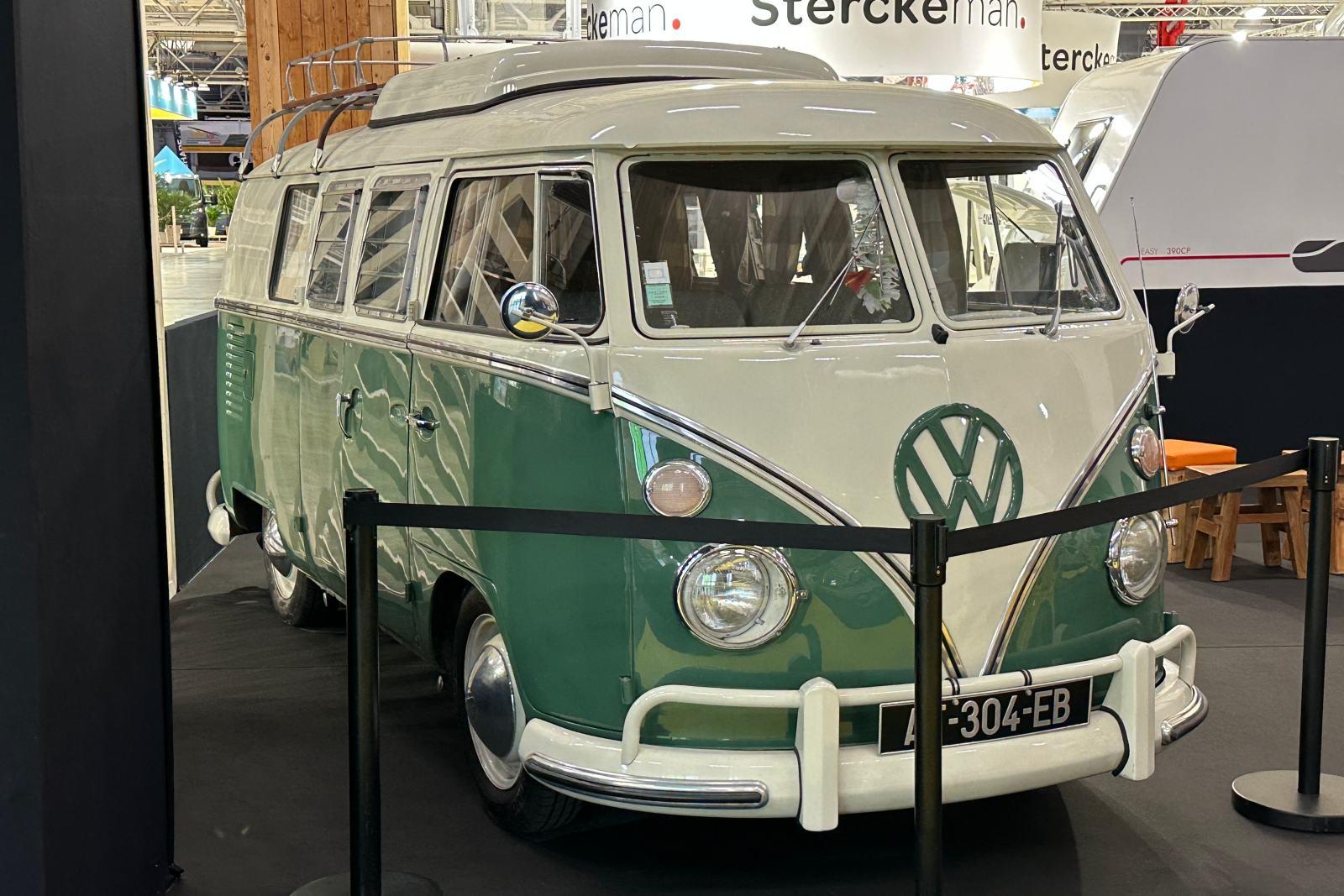 Produit dans les années 1960, le Volkswagen T1 aménagé par le carrossier allemand Westfalia est considéré comme l'un des premiers camping-cars modernes accessibles au grand public.