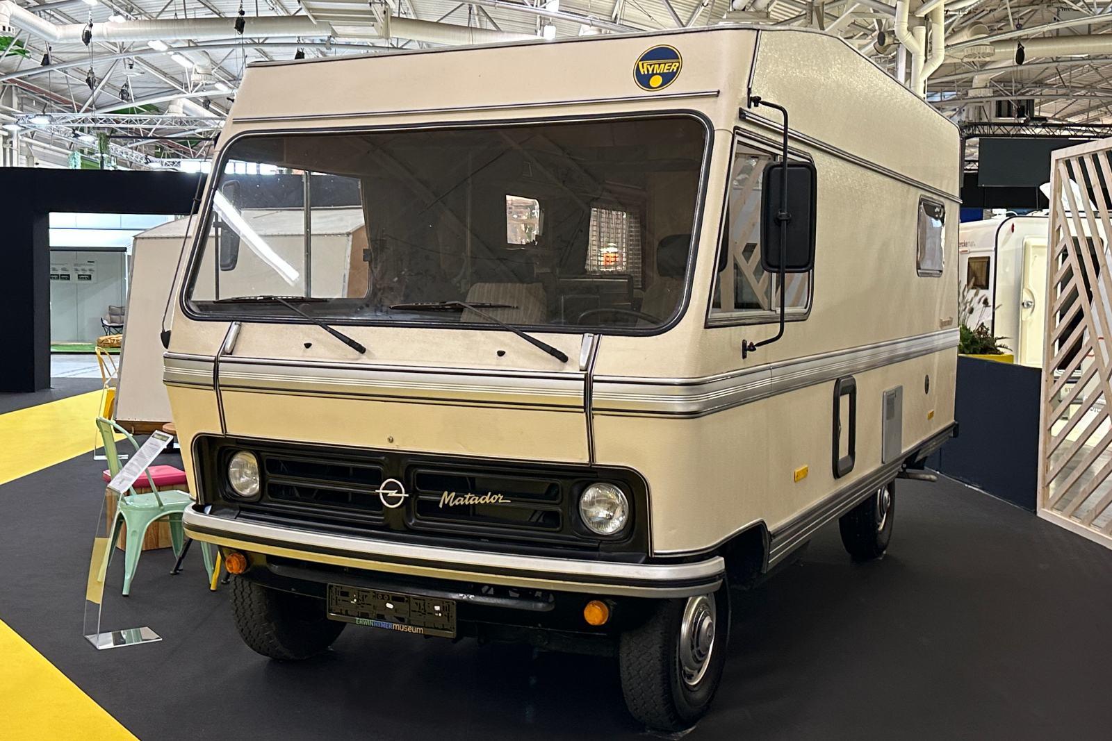 Cet Hymermobil 581 BS de 1979 fait partie de la première génération de camping-cars Hymer ayant contribué à démocratiser les voyages itinérants en Europe. Construit sur une base Opel Bedford Blitz, il faisait partie des quatre modèles proposés par la marque à la fin des années 1970.