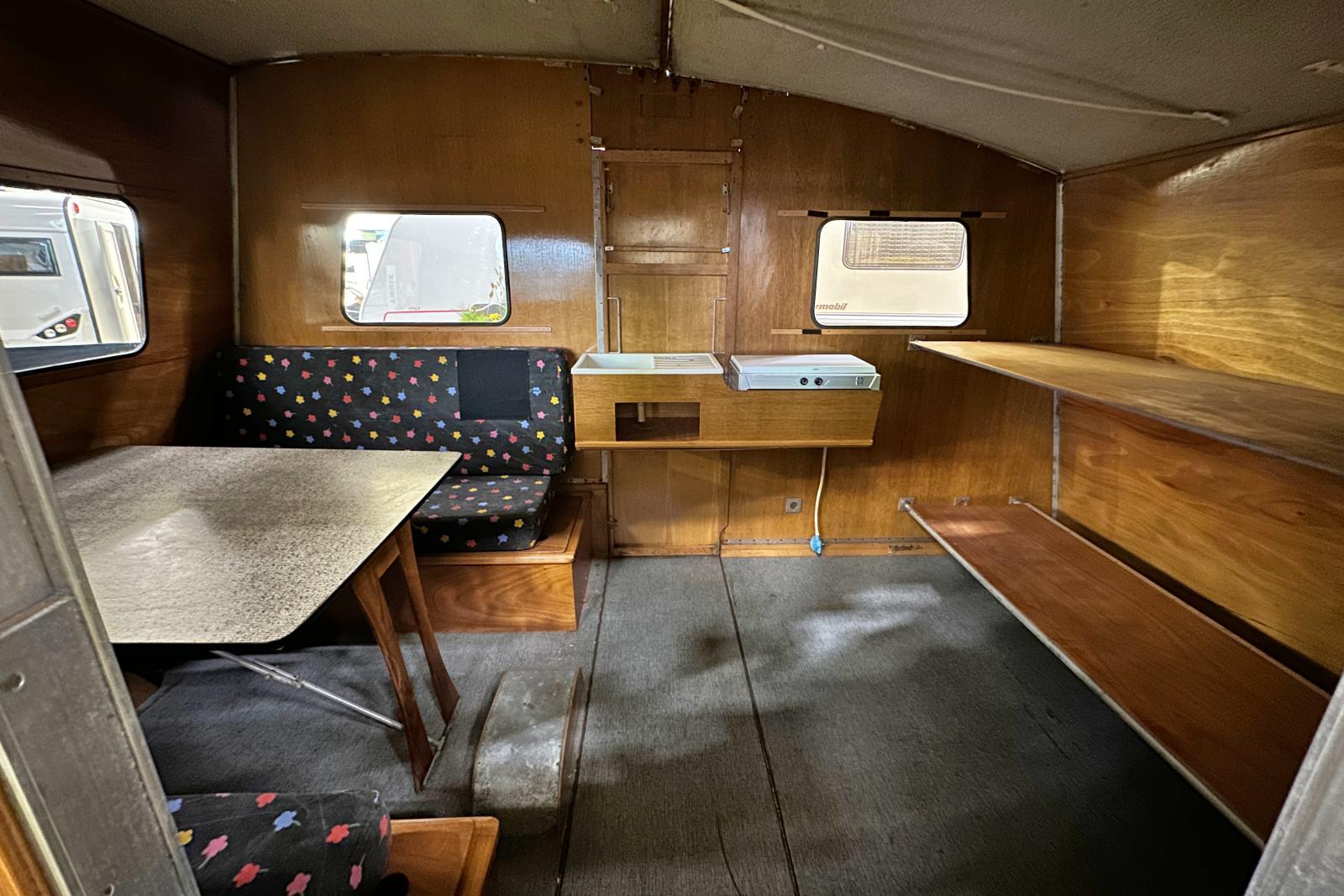 Cette caravane de 1965 est fabriquée en bois et toile.