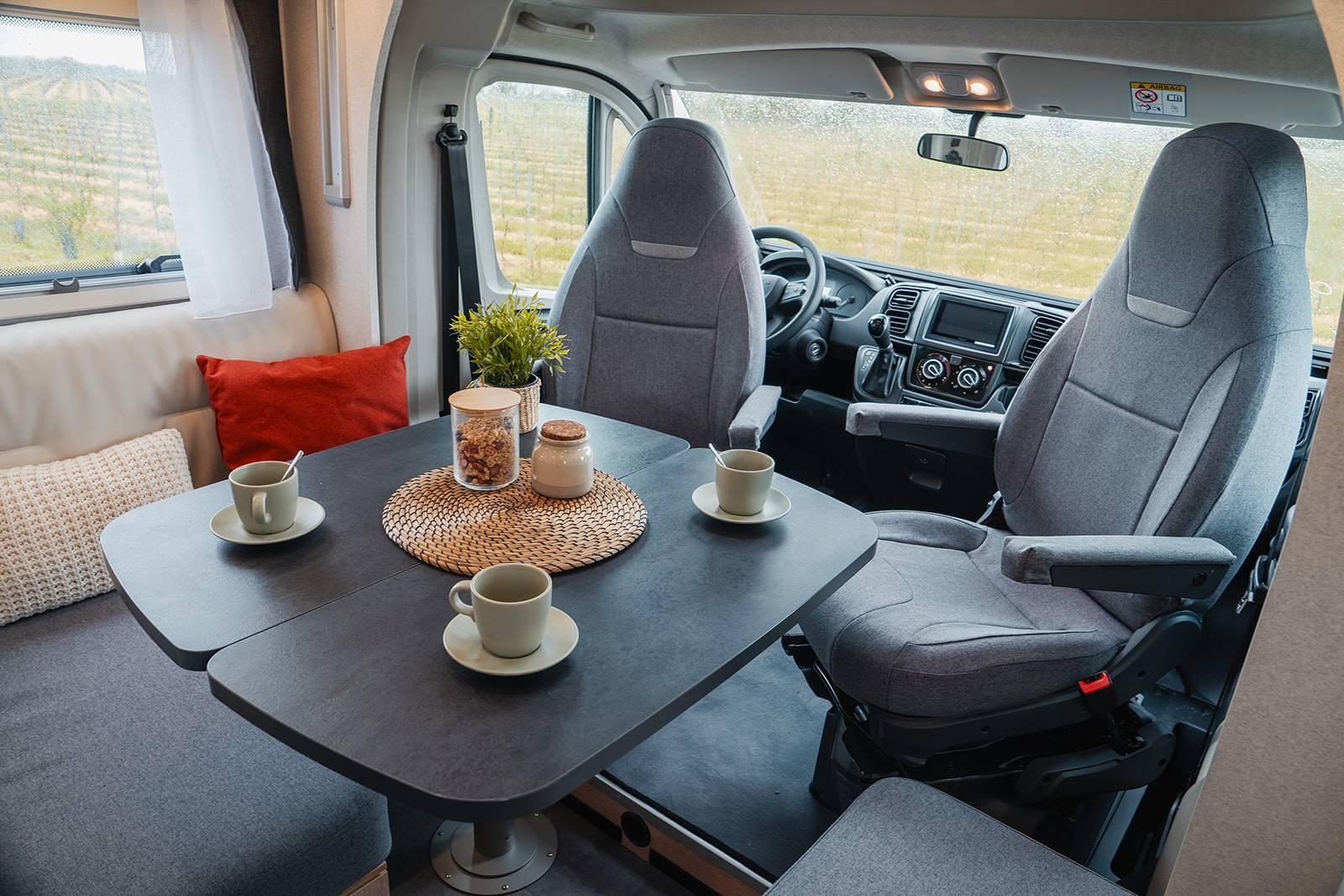 Le JOA 75 QB adopte une banquette en L, avec le sofa latéral et les deux siège cabine retournés, la dinette peut accueillir 5 convives.