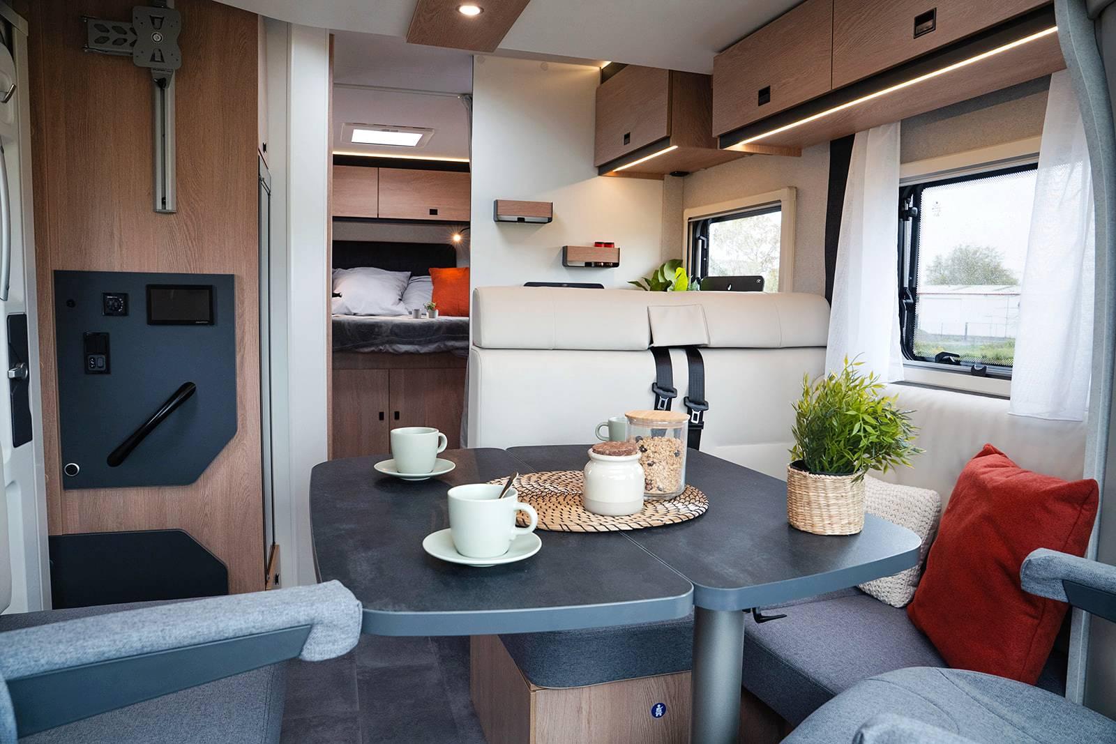 La nouvelle ambiance intérieure des camping-cars Joa convoque des tonalités contemporaines et chaleureuses.