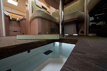 Ecovip L 3009. Depuis l'intérieur, plusieurs trappes permettent d'accéder aux volumes de rangement situés dans le double plancher.