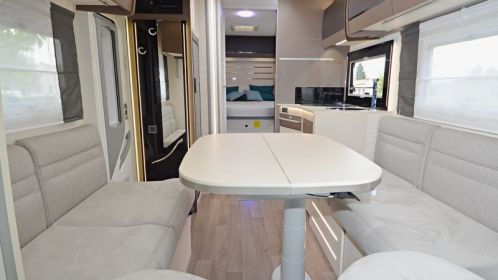 Le salon Smart Lounge recèle sous ses banquettes des sièges routes escamotables, la table s'abaisse électriquement