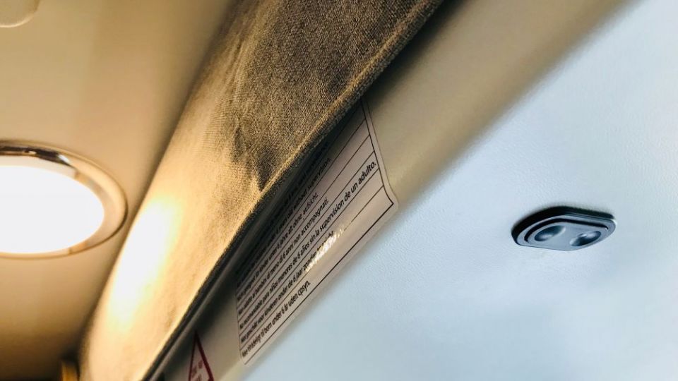 La manipulation du lit à l'avant se fait électriquement avec ce petit bouton placé juste sous le sommier