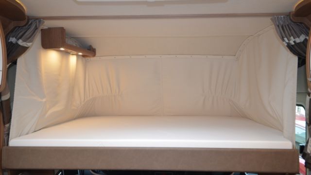 Le lit de cabine affiche des dimensions confortables de 160 x 195 cm. On y accède par le sofa. En partie basse, des butées assurent sa stabilité.
