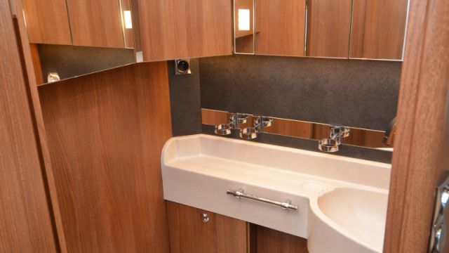 Les quatre miroirs du cabinet de toilette confèrent une vraie impression d'espace. Trois porte-gobelets, un porte-serviette, un grand plan de dépose, un profond lavabo…, on se croirait presque à la maison.
