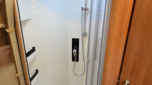La douche est un peu en deçà de ce que nous en attendions sur un véhicule de cette catégorie. Le passage de roue réduit encore l'espace au sol et l'on aurait préféré une porte plus cossue.