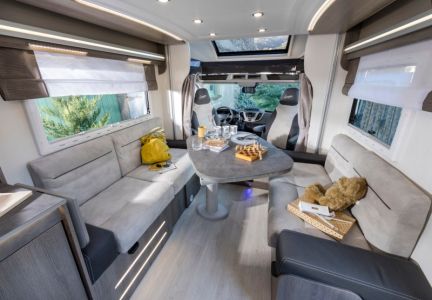 Spacieux et tout en longueur. Le Smart Lounge avec ses 2 banquettes face à face ouvre l'espace de l'habitacle