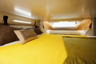Le lit de pavillon électrique (140/105 x 191 cm) peut accueillir 2 personnes et peut supporter jusqu'à 230 kg de charge