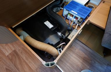 Au centre du véhicule, sous la banquette, le chauffage Truma 6 associé à la commande digitale CP Plus.