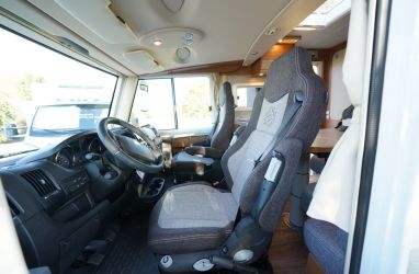 Des sièges "grand confort" équipent la cabine du Knaus. Ils intègrent la ceinture et offrent de nombreux réglages.
