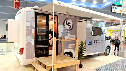 En complément de la classique porte cellule d'entrée, Lippert Component propose un deuxième accès avec une double porte coulissante en verre