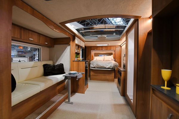 Lippert Components a mis tout son savoir-faire dans ce concept-camping-car. Des slide-outs sur les parois de la cellule ainsi qu'un toit et une porte en verre, accroissent considérablement l'espace et la luminosité intérieurs