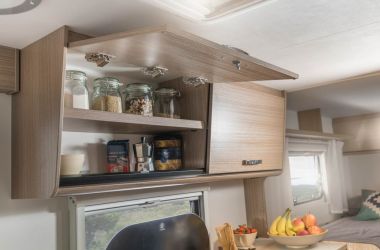 CARADO Van V337 - Décor et forme du mobilier sont spécifiques à cette nouvelle ligne de camping-cars Carado.
