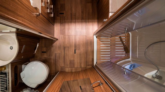 Hymer DuoMobil 534 - La douche et le cabinet de toilette trouvent placent juste derrière le lit. En partie avant donc !