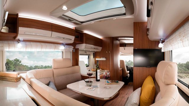 Hymer DuoMobil 534 - Libérée de la partie nuit, la partie arrière peut laisser toute la place à un vaste salon en U.