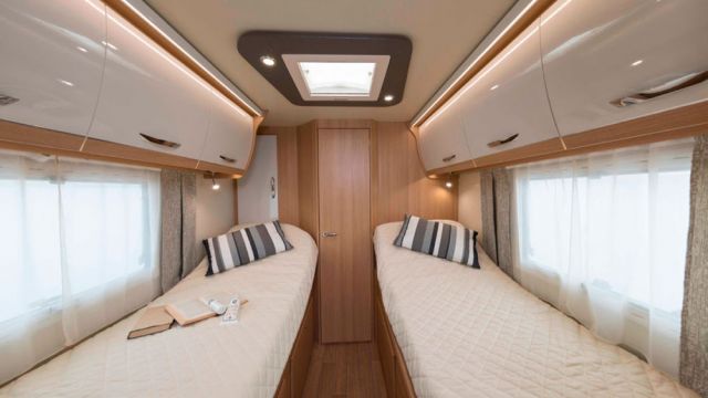McLouis Mc4 375 - Le large couloir laissé libre entre les deux lits promet des déplacements très fluides. La faible hauteur des couchages garantit un accès sans encombre.