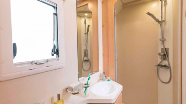 McLouis Mc4 375 - Tous les postes sanitaires sont réunis au sein d'un même compartiment bien dimensionné.