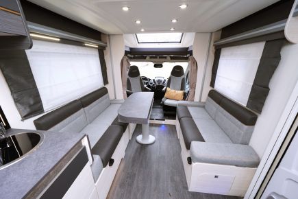 L'avant du Korus 720 est identique au 640 (le best-seller Chausson), caractérisé par son grand salon face/face "Smart Lounge".