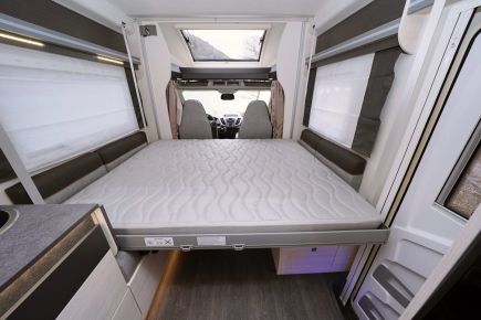 Le lit de pavillon à commande électrique est l'un des plus grands du marché (200 x 160 cm), il s'intègre parfaitement entre les banquettes du salon.