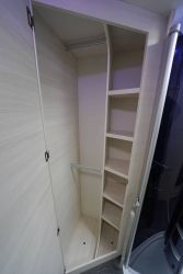 Très pratique, le placard tout en hauteur avec double penderie. Mais pourquoi le constructeur n'a-t-il pas occupé l'angle contre la douche pour lui donner davantage de profondeur ?