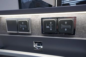 Les commandes électriques sont centralisées sous le plan de travail : lit arrière supérieur, table télescopique et lit de pavillon.