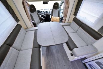 Le magnifique salon "Smart Lounge" du 720. Les deux banquettes latérales se transforment en 3 sièges route.