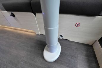 Si pratique : le pied télescopique de la table du salon. Moins pratique : sa base ovale plutôt que ronde entrave le passage.