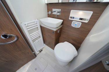 L'espace WC, peu profond, oblige toujours à cloisonner l'espace à l'aide des deux portes intermédiaires.