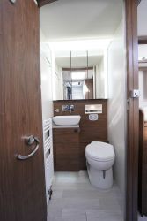 Sobriété des ambiances et qualité des matériaux. Les portes et charnières sont montées sur des profils aluminium.