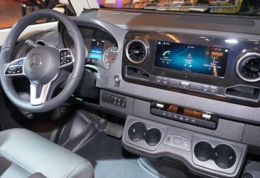 Planche de bord du Mercedes Sprinter dans sa version la plus haute avec l'écran large MBUX 10.25" et le volant multifonctions.