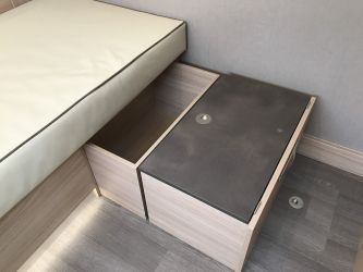 Encastrés l'un dans l'autre, les deux caissons peuvent être séparés : l'un faisant office de coffre sous la banquette, l'autre de siège ou table basse.