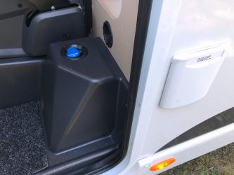 La collection Etrusco 2020 est équipé de série du nouveau moteur Fiat Ducato Euro 6d-Temp 120 ch. Le nouveau réservoir d'urée (AdBlue) est situé à côté du frein à main sur les intégraux