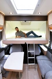 A l'instar du RC 740, tous les intégraux sont équipés de série d'un lit de cabine escamotable. (Et d'un lit de pavillon électrique pour les 2 profilés).