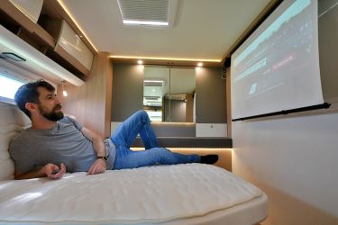 A bord de l'Itinéo RC 740, le salon n'est plus le seul lieu de détente, la chambre se transforme en sofa et home cinéma.
