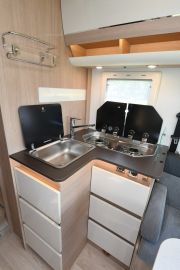 Le nouveau design des cuisines Itineo : nouvelles façades brillantes de tiroirs et de placards, nouveau revêtement stratifié du plan de travail (RC 740)