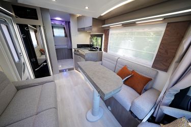 Caractérisé par ses banquettes face/face, le salon Smart Lounge des Graphite valorise l'espace intérieur