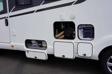 RAPIDO M 96 - Sur le côté gauche, accès technique au chauffage Truma 6, au centre du véhicule, et aux équipements électriques réunis au sein de la Novabox.