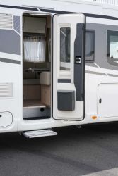 RAPIDO M 96 : porte cellule (L : 54 cm) luxe avec baie fixe et poubelle intégrée. En approchant, la fonction "Coming Home" allume l'éclairage et ouvre le marche-pied.