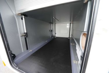 RAPIDO M96 : des vérins modifient électriquement la hauteur de soute avec une amplitude de 30 cm. Un équipement prévu de série. Hauteur de soute maxi : 120 ch.