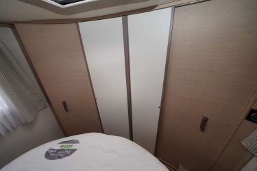RAPIDO M96 : le double cloisonnement de la salle d'eau s'impose aujourd'hui comme une priorité sur les grands camping-cars. Le M96 ne peut y échapper. On conserve néanmoins un emplacement pour la TV.